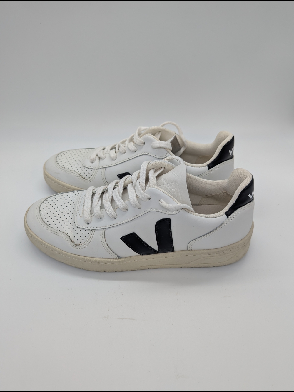 Veja Women's V-10 Leather Sneaker White Black Women's US 8 EU 39 Athleisure - Picture 4 of 13